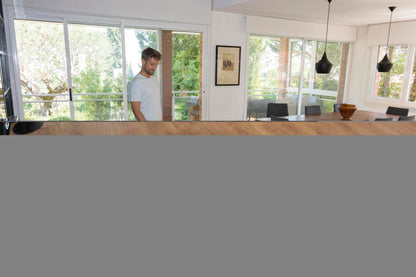 Mopa giratoria 360° que limpia, seca y pule en un solo paso.