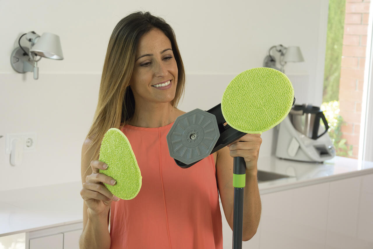 Mopa giratoria 360° que limpia, seca y pule en un solo paso.